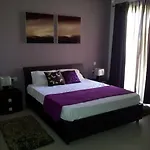 Sunny 2 Bedroom, 2 Bathrooms, Seaside Apt. アパート スリーマ