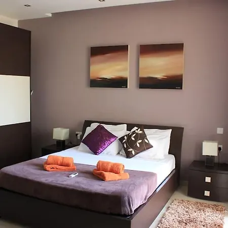 Sunny 2 Bedroom, 2 Bathrooms, Seaside Apt. * Sliema