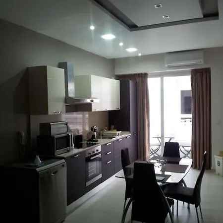 Sunny 2 Bedroom, 2 Bathrooms, Seaside Apt. *