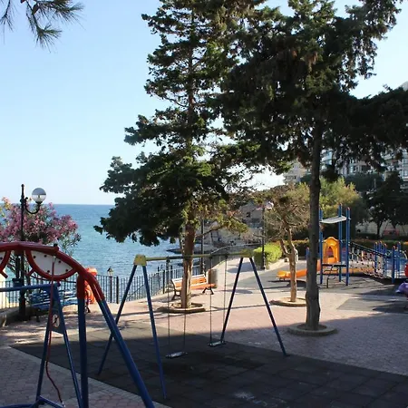 Sunny 2 Bedroom, 2 Bathrooms, Seaside Apt. *