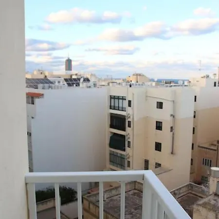 Sunny 2 Bedroom, 2 Bathrooms, Seaside Apt. * スリーマ