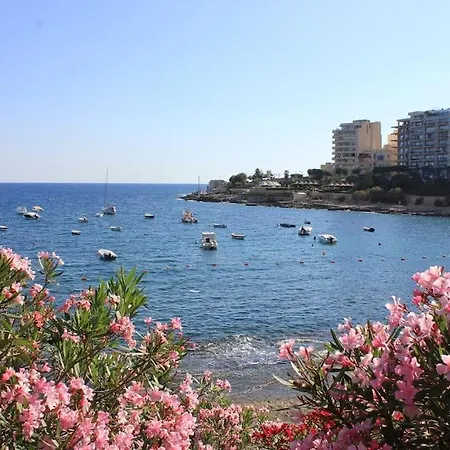 Sunny 2 Bedroom, 2 Bathrooms, Seaside Apt. شقة