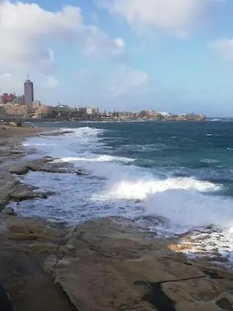 Sunny 2 Bedroom, 2 Bathrooms, Seaside Apt. Sliema