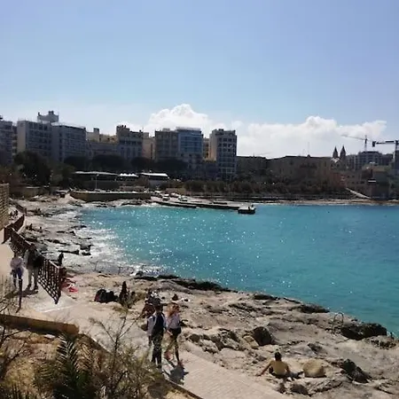 Sunny 2 Bedroom, 2 Bathrooms, Seaside Apt. *