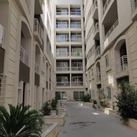 Sunny 2 Bedroom, 2 Bathrooms, Seaside Apt. * スリーマ