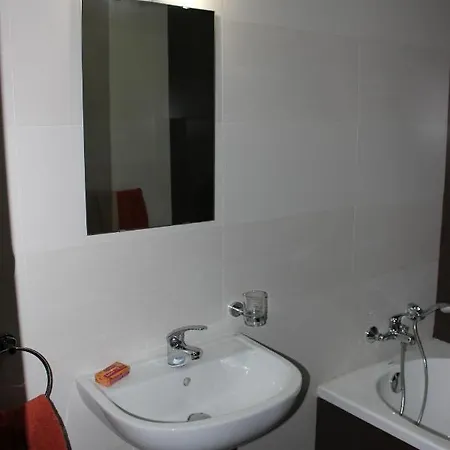 Sunny 2 Bedroom, 2 Bathrooms, Seaside Apt. アパート *