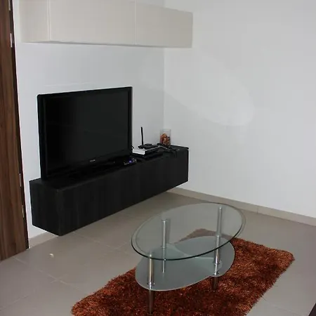 Sunny 2 Bedroom, 2 Bathrooms, Seaside Apt. アパート スリーマ