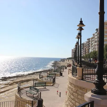 Sunny 2 Bedroom, 2 Bathrooms, Seaside Apt. *