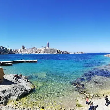 Sunny 2 Bedroom, 2 Bathrooms, Seaside Apt. アパート スリーマ
