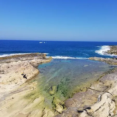 Sunny 2 Bedroom, 2 Bathrooms, Seaside Apt. *