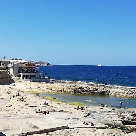 Sunny 2 Bedroom, 2 Bathrooms, Seaside Apt.