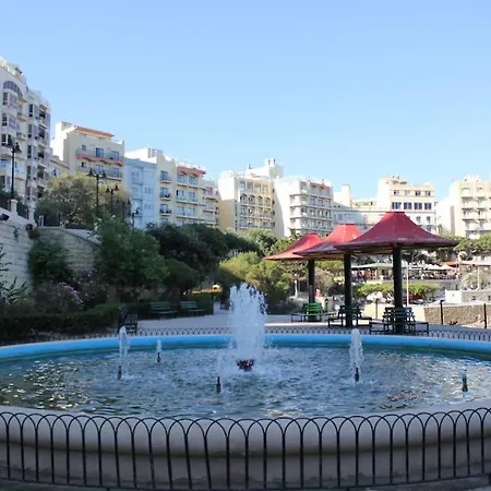 Sunny 2 Bedroom, 2 Bathrooms, Seaside Apt. アパート