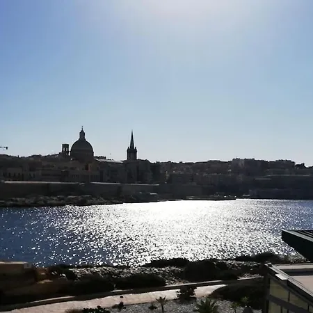 Sunny 2 Bedroom, 2 Bathrooms, Seaside Apt. アパート *