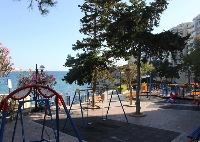 Sunny 2 Bedroom, 2 Bathrooms, Seaside Apt. *