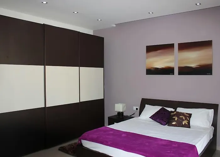 Sunny 2 Bedroom, 2 Bathrooms, Seaside Apt. スリーマ