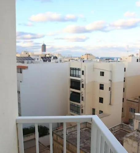 Sunny 2 Bedroom, 2 Bathrooms, Seaside Apt. * スリーマ