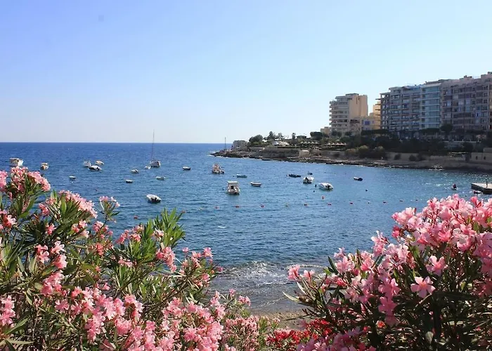 Sunny 2 Bedroom, 2 Bathrooms, Seaside Apt. アパート