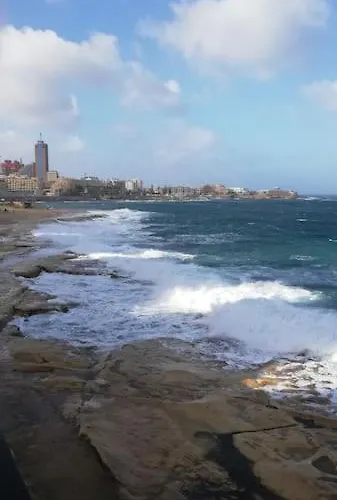 Sunny 2 Bedroom, 2 Bathrooms, Seaside Apt. スリーマ