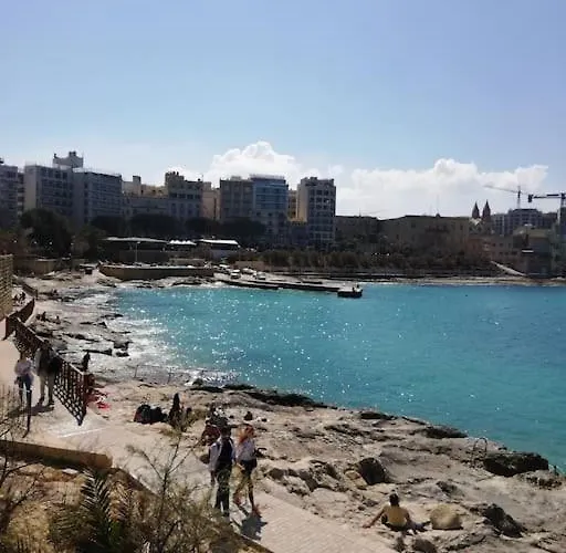 Sunny 2 Bedroom, 2 Bathrooms, Seaside Apt. *