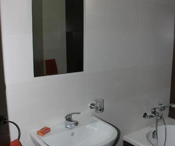 Sunny 2 Bedroom, 2 Bathrooms, Seaside Apt. アパート *