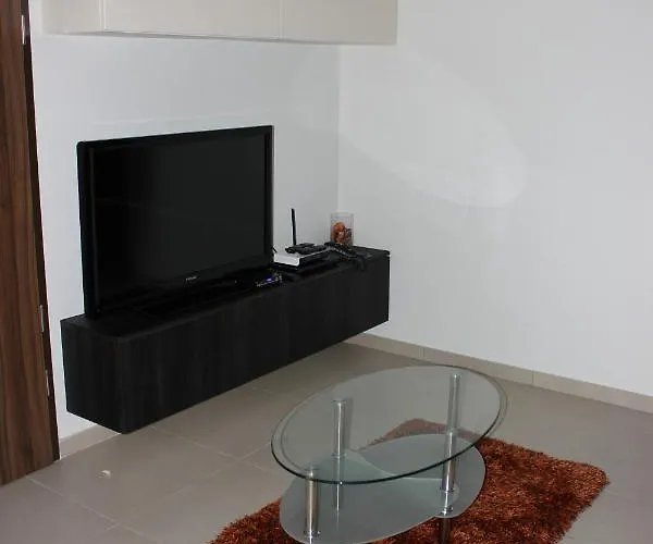 Sunny 2 Bedroom, 2 Bathrooms, Seaside Apt. アパート スリーマ