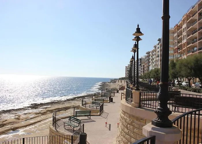 Sunny 2 Bedroom, 2 Bathrooms, Seaside Apt. *