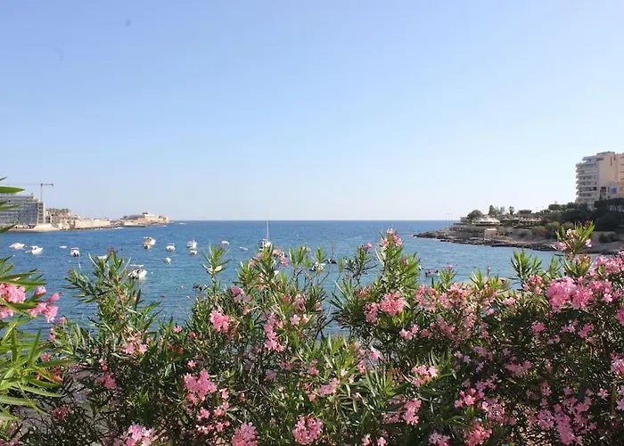 Sunny 2 Bedroom, 2 Bathrooms, Seaside Apt. アパート *