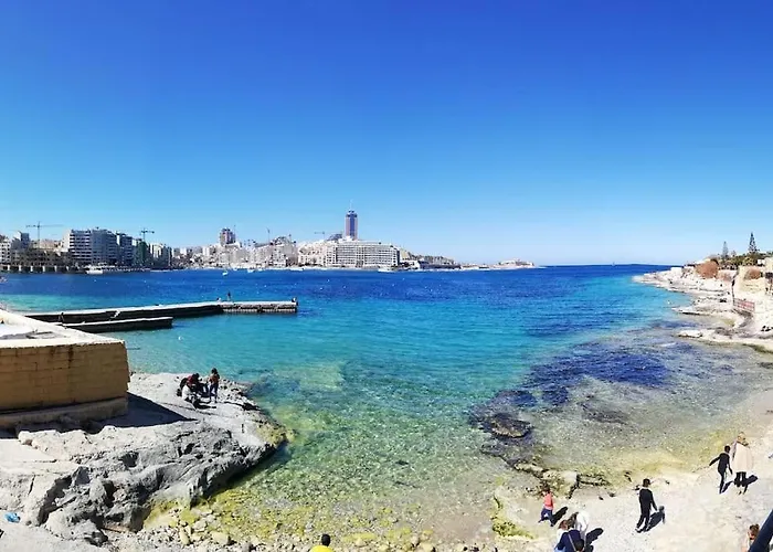 Sunny 2 Bedroom, 2 Bathrooms, Seaside Apt. アパート スリーマ