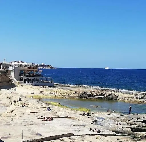 Sunny 2 Bedroom, 2 Bathrooms, Seaside Apt.