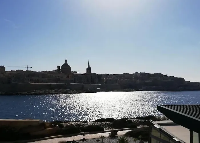 Sunny 2 Bedroom, 2 Bathrooms, Seaside Apt. アパート *