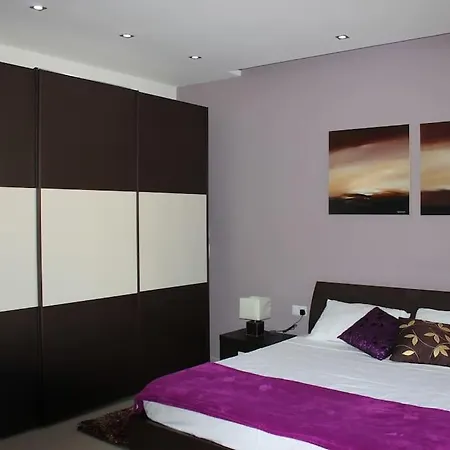 Sunny 2 Bedroom, 2 Bathrooms, Seaside Apt. Sliema